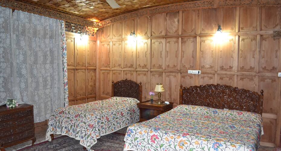 Shahnama Houseboat, Srinagar 3